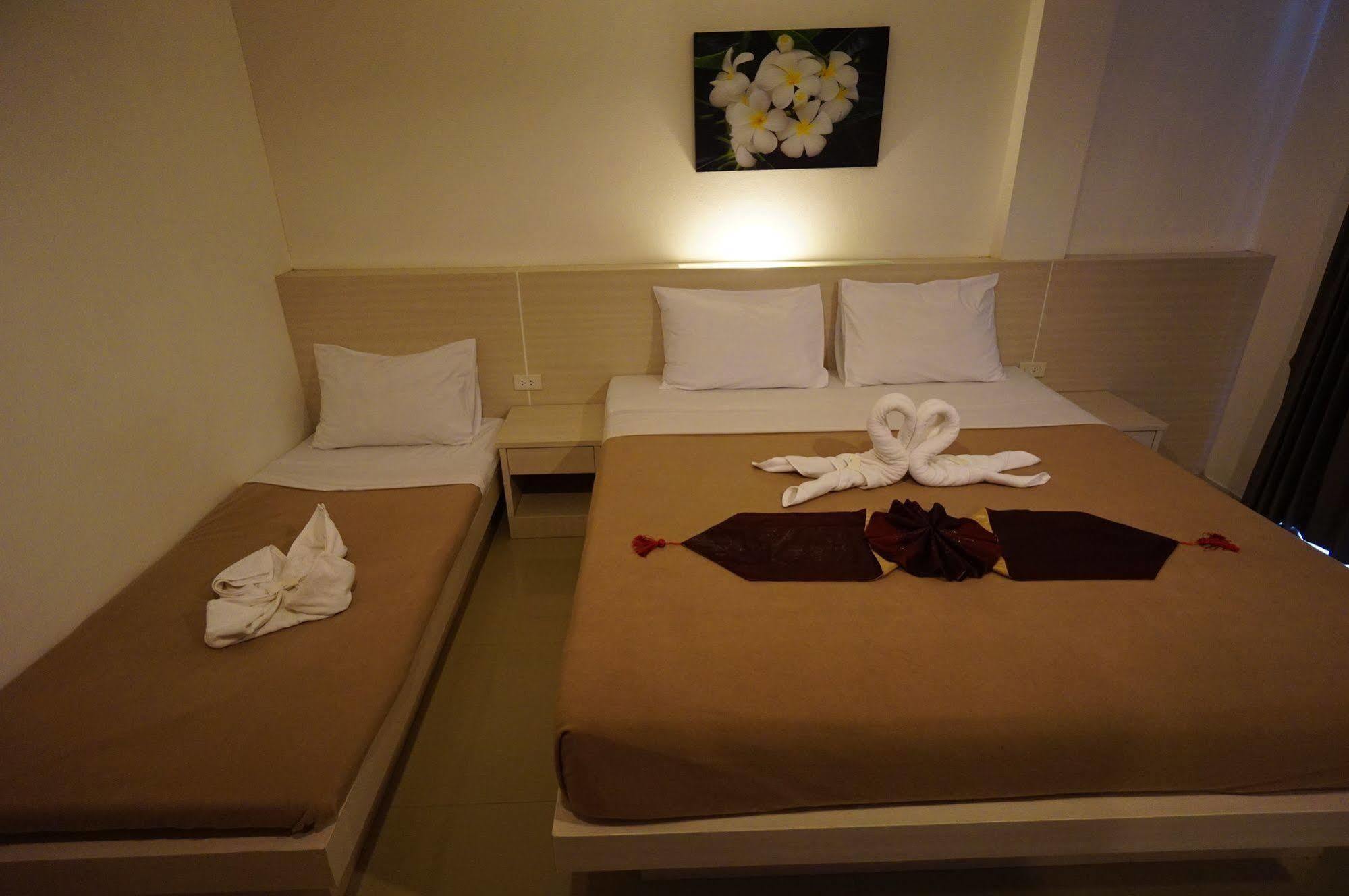 Phuthara Hostel Phuket Exterior foto